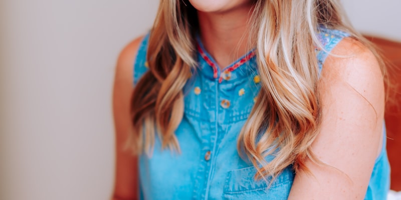 法国国家足球队球员在训练中认真听讲的场景